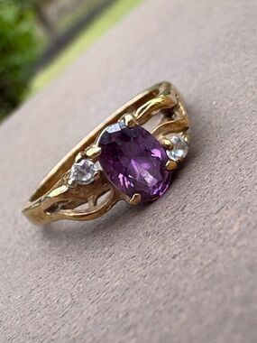 Faux amethyst gold tone swirl ring size 7 vintage 2.21 grams